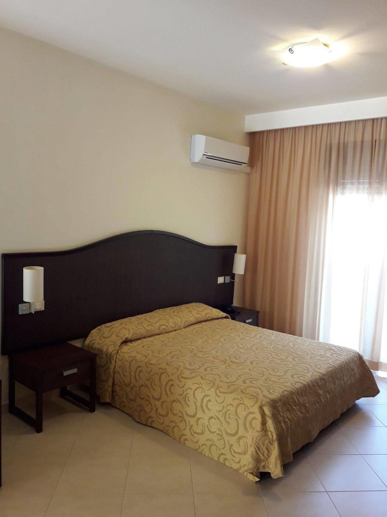 Hotel Costa Azul Balestrate Bagian luar foto